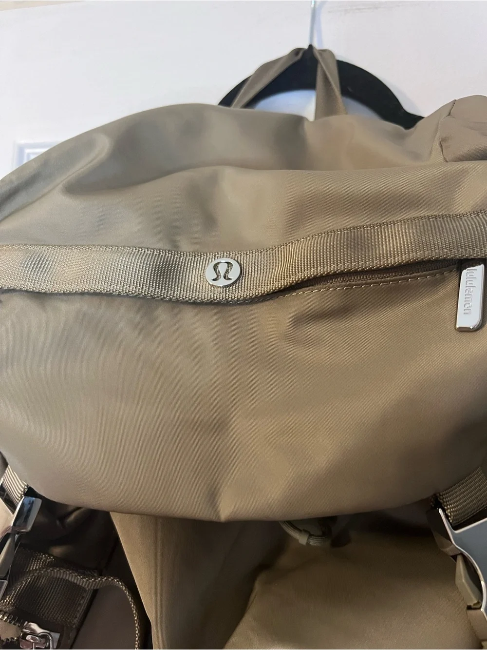 #826 Lululemon Wunderlust Backpack 25L Nomad Taupe NWOT Travel Bag